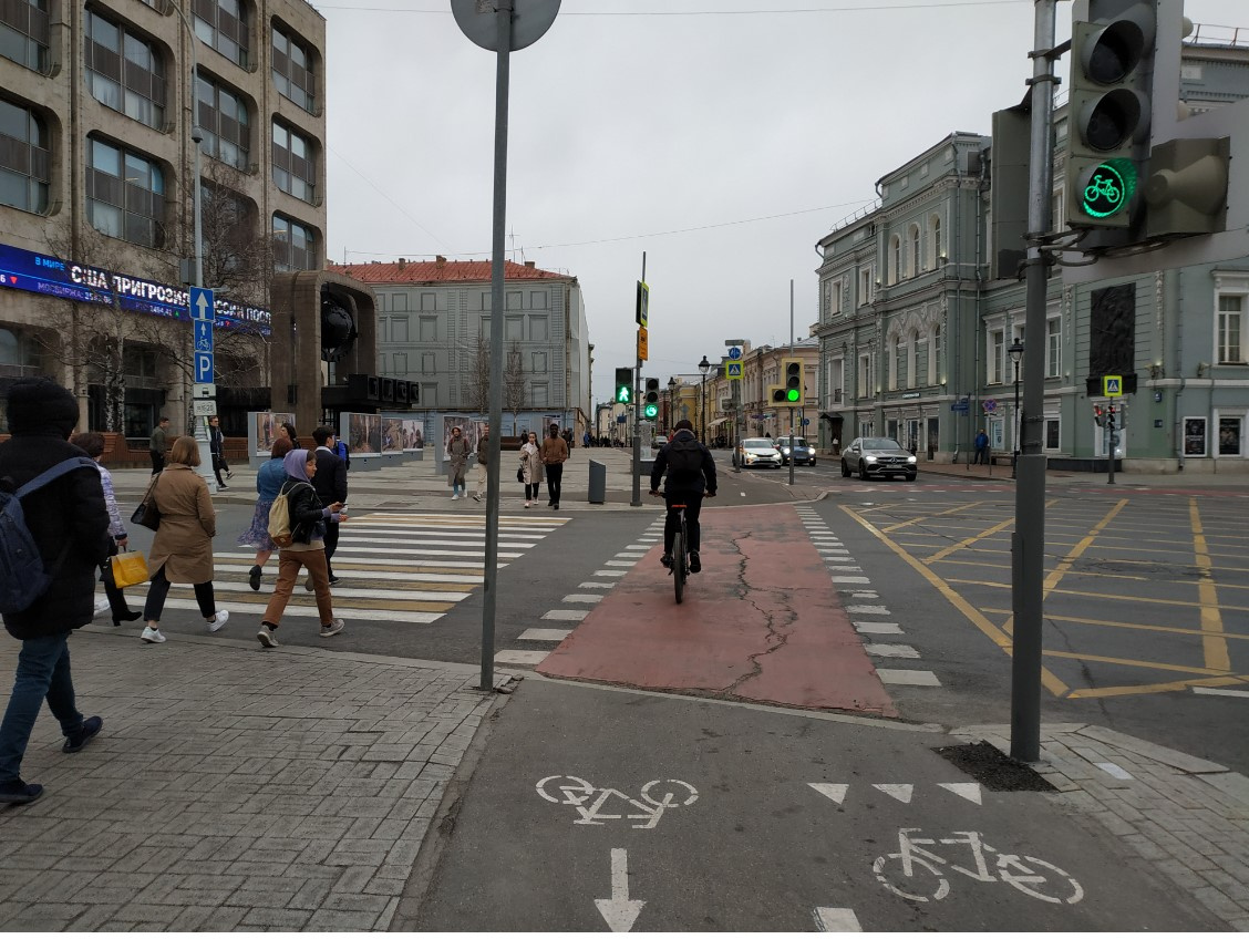 Примеры московской инфраструктуры. Велопереезд на Большой Никитской. Велосипедистам и самокатчикам не нужно здесь спешиваться.