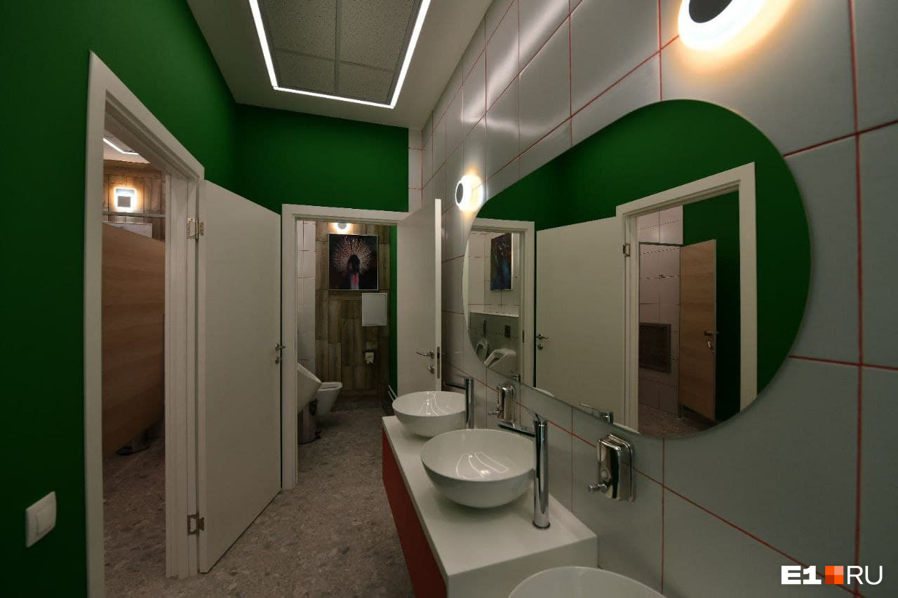 В туалете предусмотрели кабинки для инвалидов и пеленальные столики