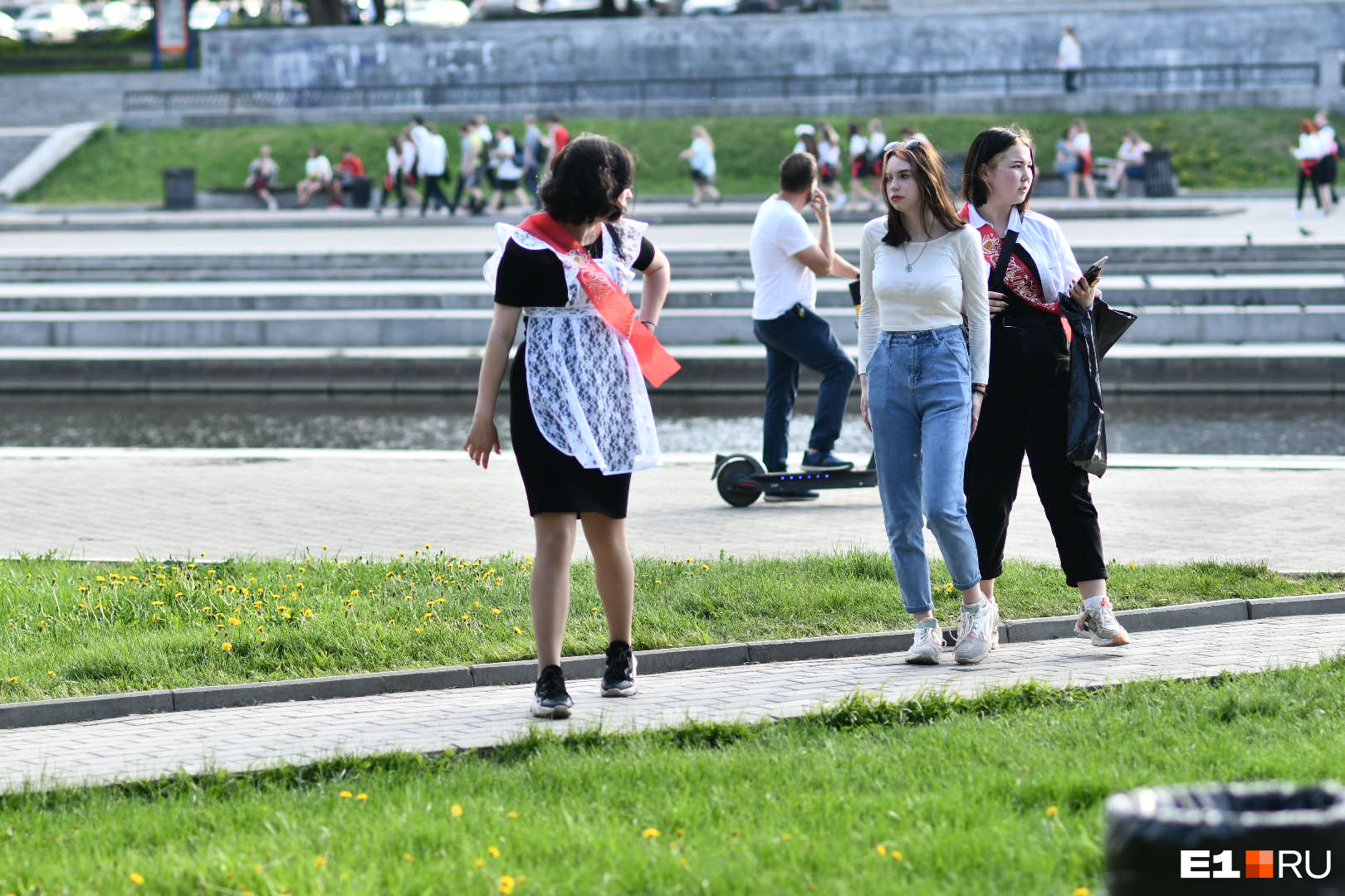 Гулять после школы. Выпускники прогулка. Гулять на выпускном. Екатеринбург гуляют девушки. Выпускники гуляют Астрахань.