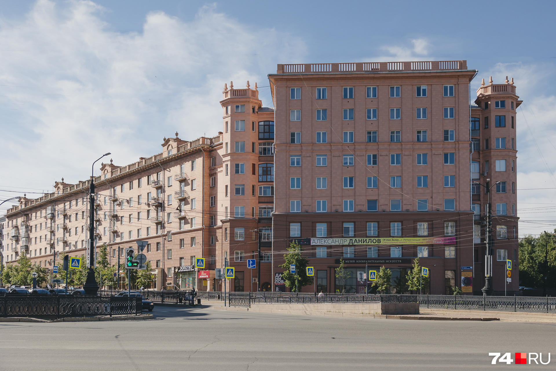 Дом на площади Революции, 1 в момент ремонта <a href="https://74.ru/text/gorod/2019/11/06/66297520/" class="_ io-leave-page" target="_blank">вызывал много споров</a>. Так, урбанисту Льву Владову не понравилось, что плитку на здании закрасили краской Дом на площади Революции, 1 в момент ремонта <a href="https://74.ru/text/gorod/2019/11/06/66297520/" class="_ io-leave-page" target="_blank">вызывал много споров</a>. Так, урбанисту Льву Владову не понравилось, что плитку на здании закрасили краской
