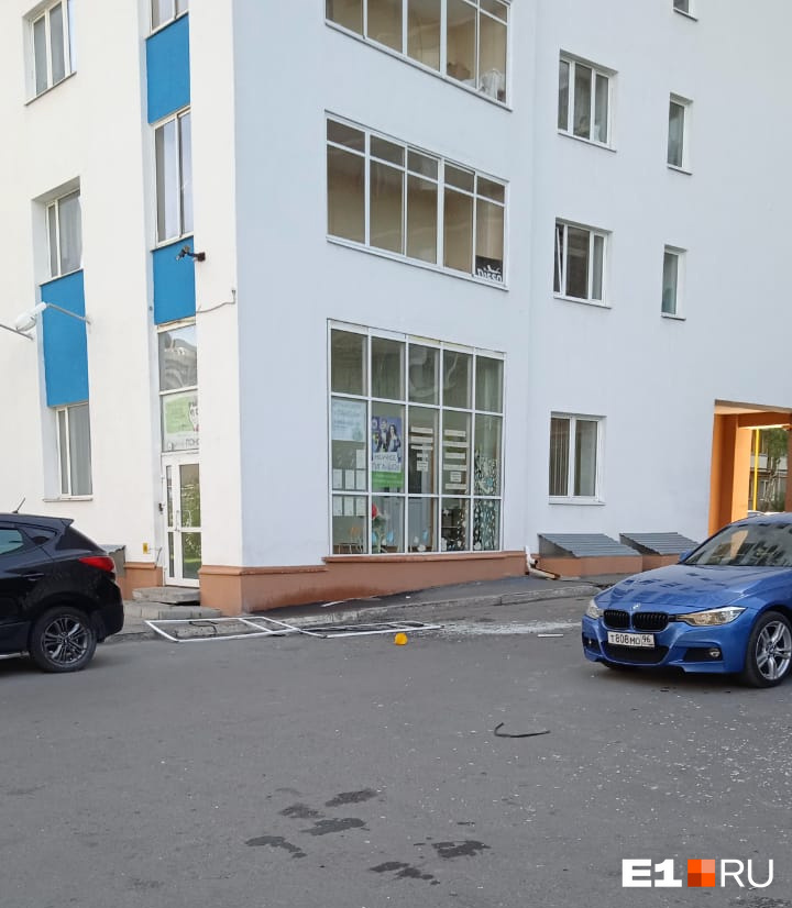 В квартире выбило окна В квартире выбило окна