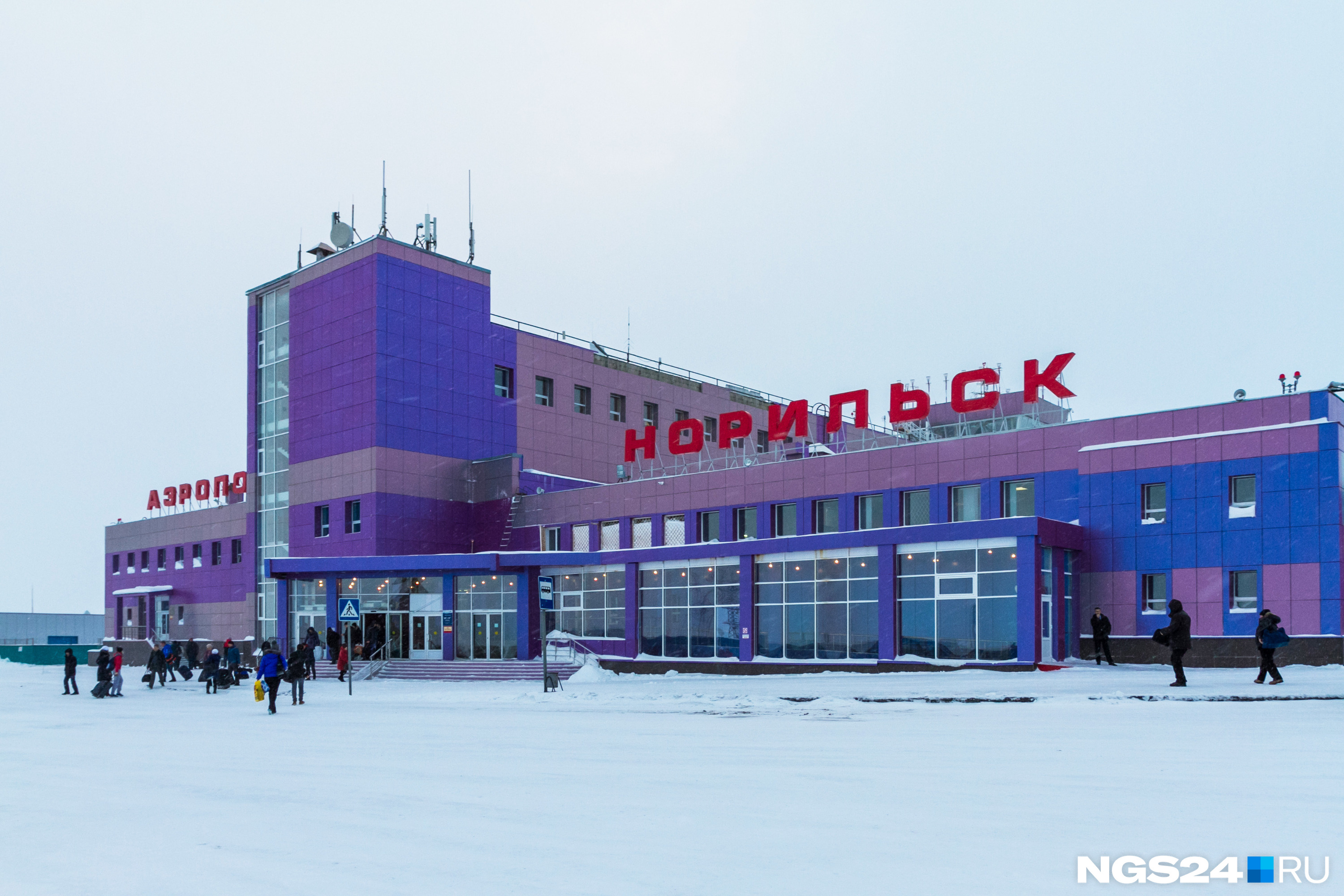 Здание аэропорта, куда часто забегают песцы, уже переставшие бояться людей Здание аэропорта, куда часто забегают песцы, уже переставшие бояться людей