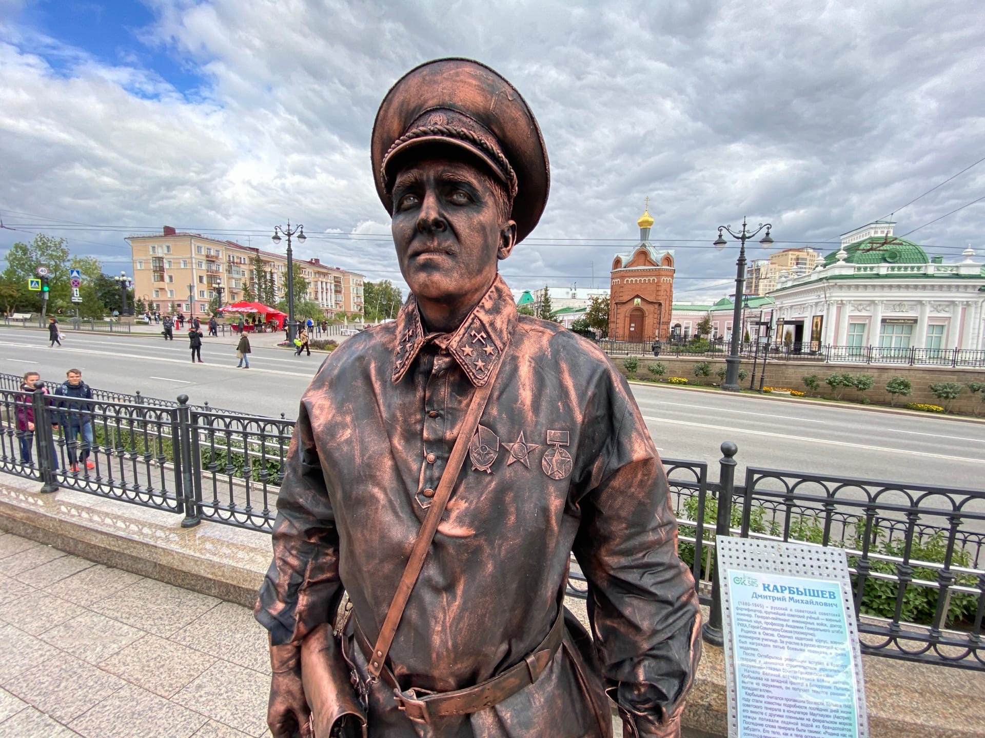 Статуя Карбышева, <a href="https://ngs55.ru/text/culture/2019/02/11/65931631/" target="_blank" class="_">учитывая контекст</a>, выглядит двусмысленно Статуя Карбышева, <a href="https://ngs55.ru/text/culture/2019/02/11/65931631/" target="_blank" class="_">учитывая контекст</a>, выглядит двусмысленно