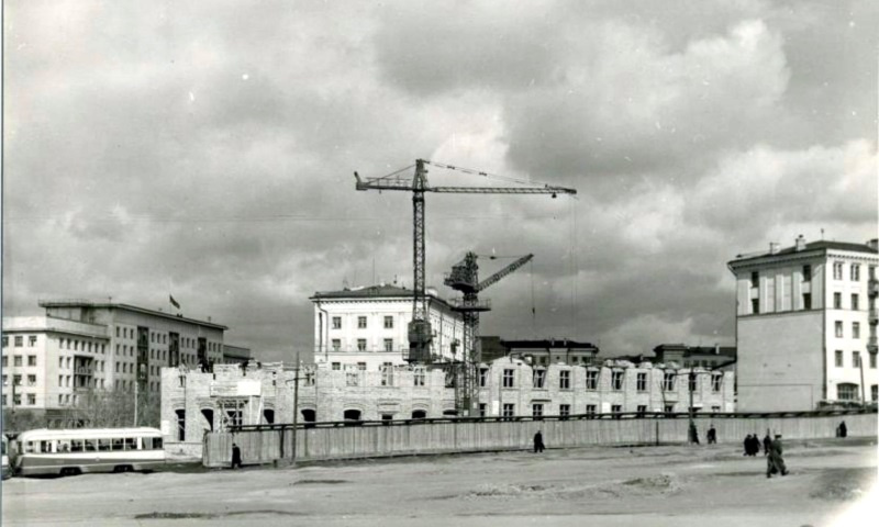 Здание с выходом на площадь Революции начали строить в 1951 году