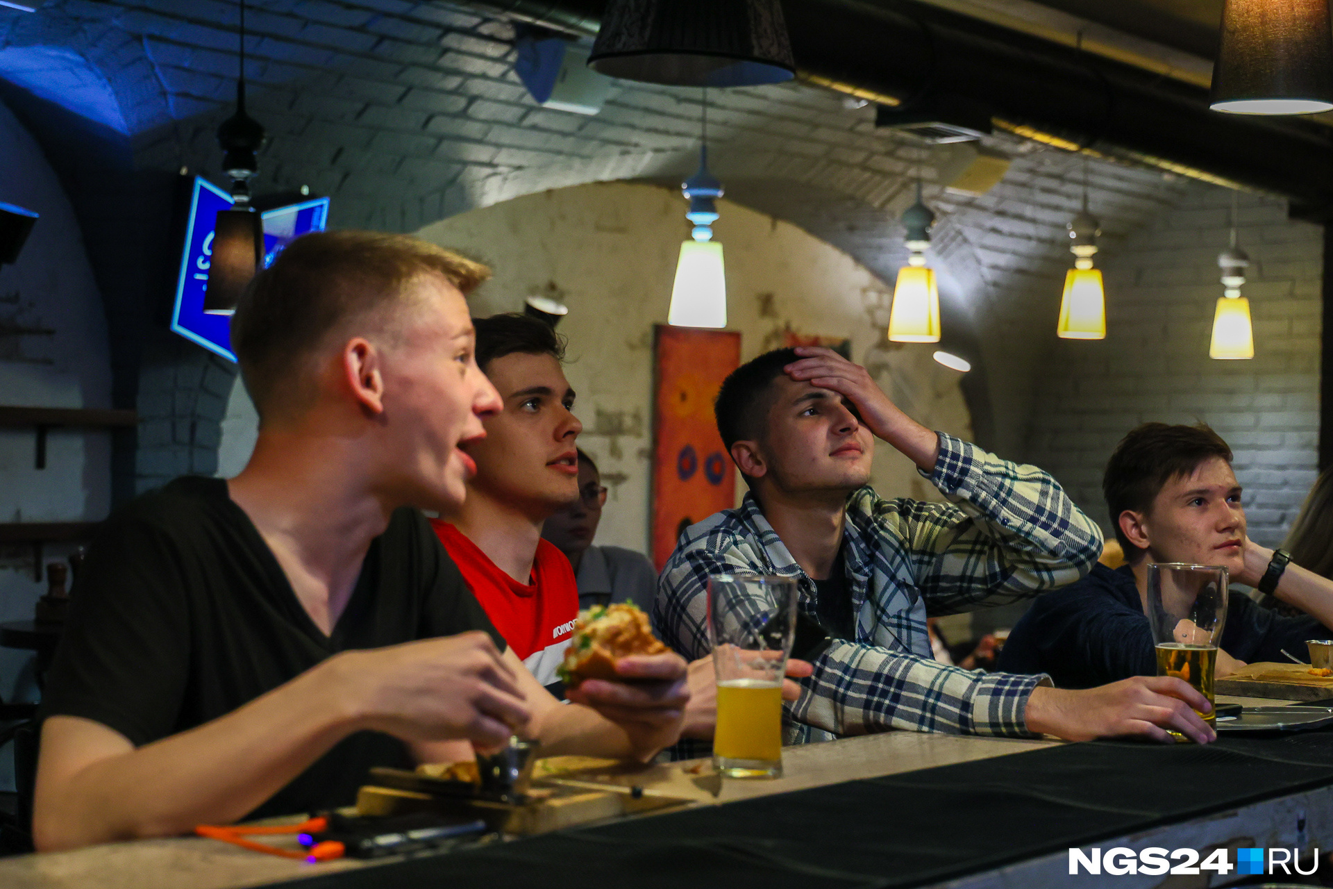 Эти парни отмечают наличие в команде сильных игроков, но качество игры, по их мнению, всё равно крайне невысокое Эти парни отмечают наличие в команде сильных игроков, но качество игры, по их мнению, всё равно крайне невысокое