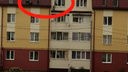 В Ярославской области ребенок вылез на козырек балкона за кошкой: захватывающие дух кадры