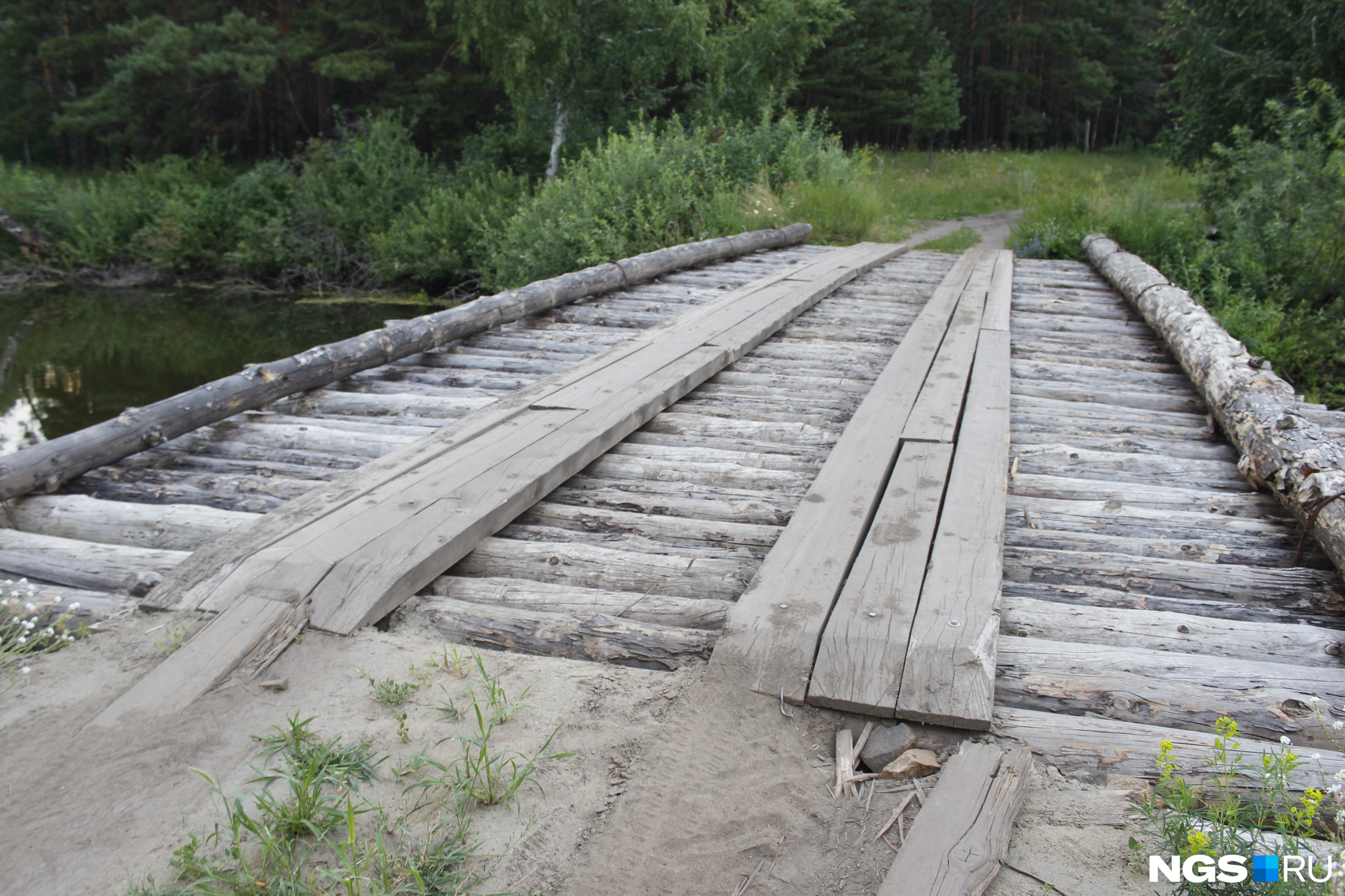 Деревянный мост через речку