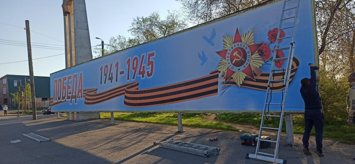 Коммунальщики уже смонтировали новое панно и навели порядок на территории Коммунальщики уже смонтировали новое панно и навели порядок на территории