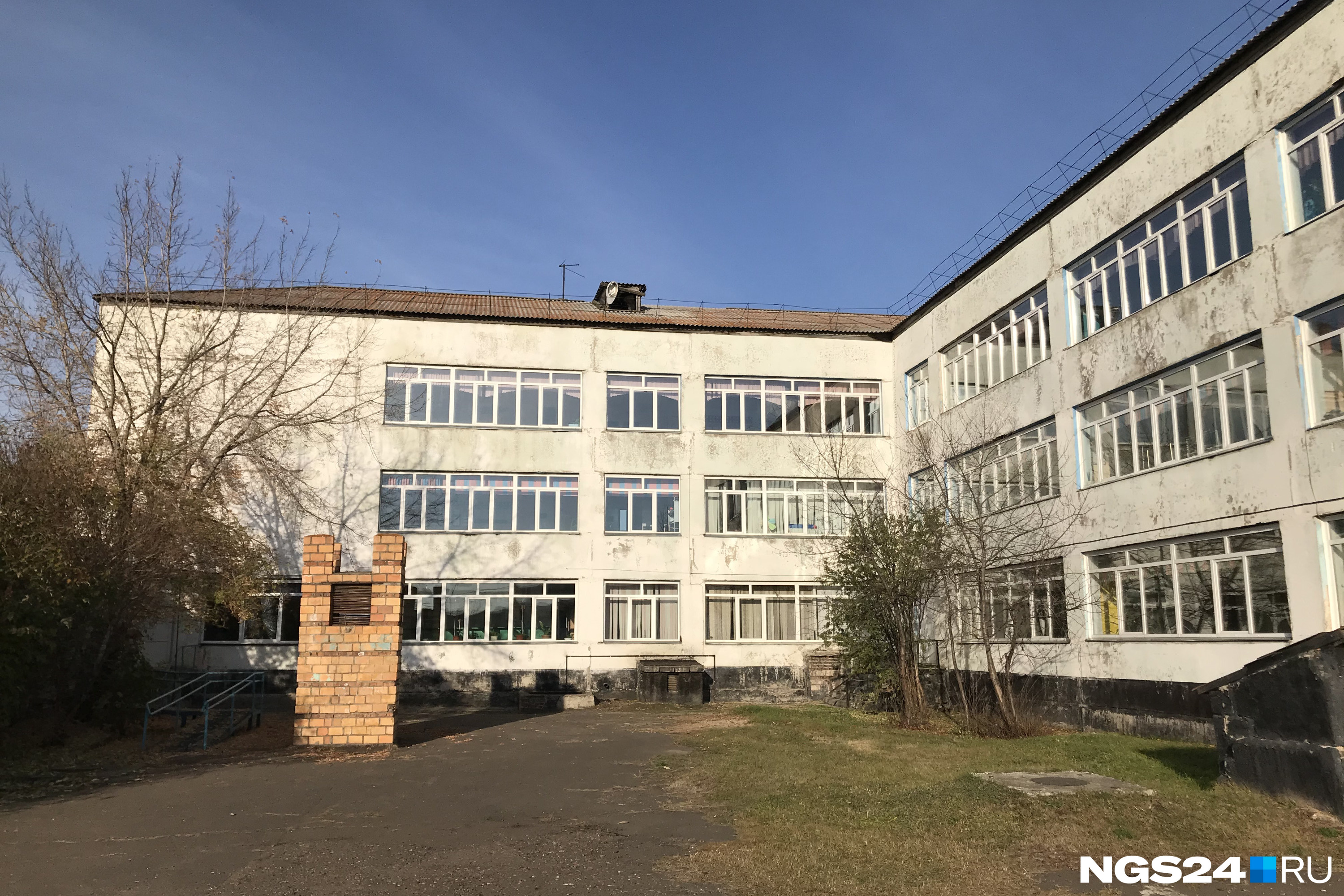 Задний двор школы Задний двор школы