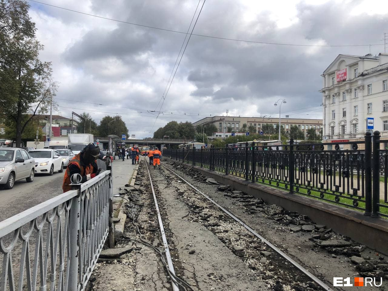Поврежденный асфальт в месте, где проехался сошедший с рельсов вагон Поврежденный асфальт в месте, где проехался сошедший с рельсов вагон