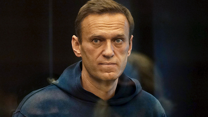 Алексея Навального отправили в колонию на 2 года и 8 месяцев