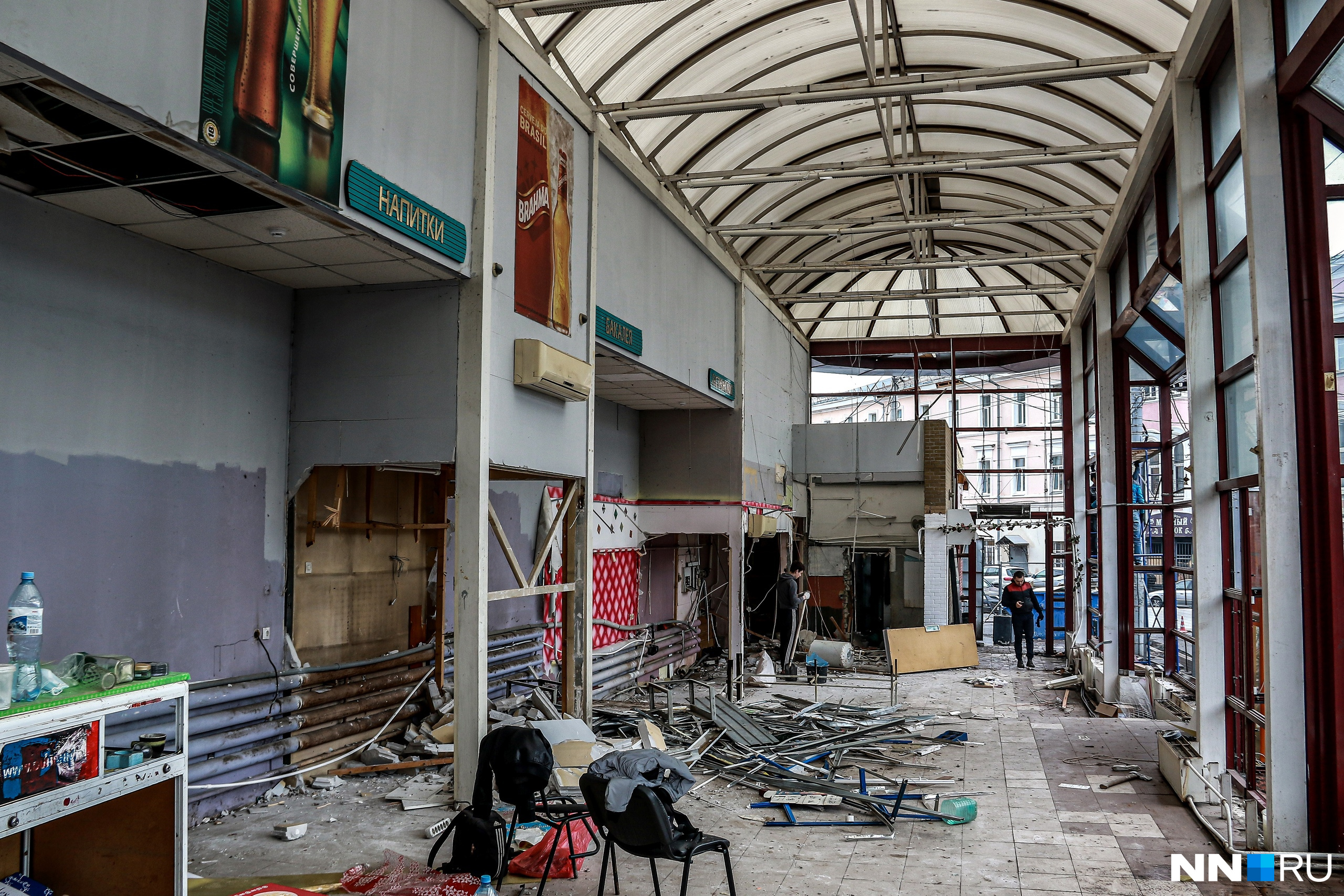 В последние годы торговый центр находился в плачевном состоянии: в нем оставалось всё меньше арендаторов, и фактически он пустовал