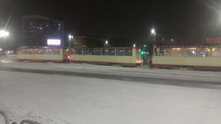 В Челябинске из-за мороза трамваи сошли с рельсов