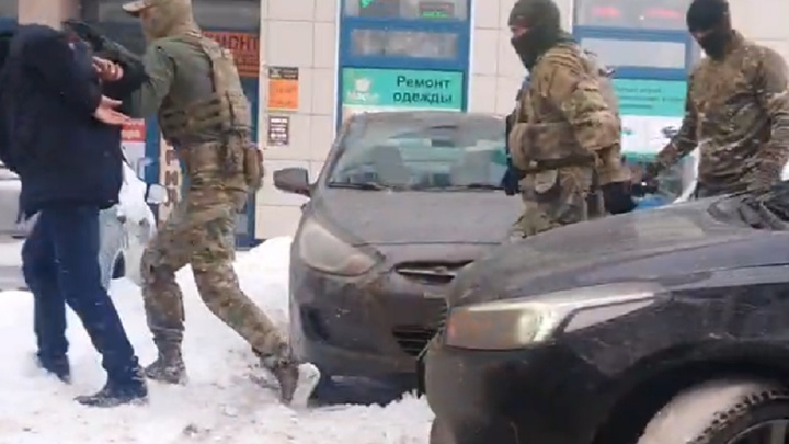 В Екатеринбурге люди в масках и камуфляже задержали мужчину и девушку