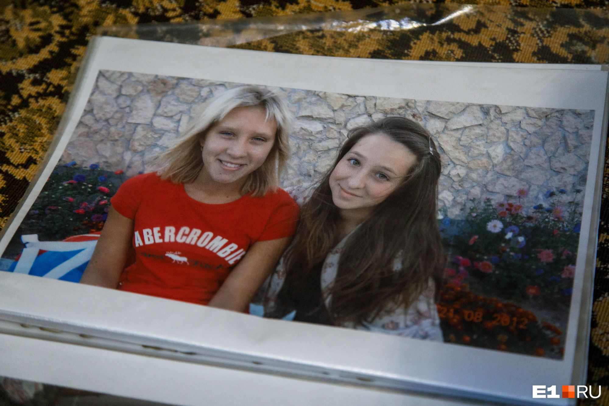 Катя (слева) со школьной подругой