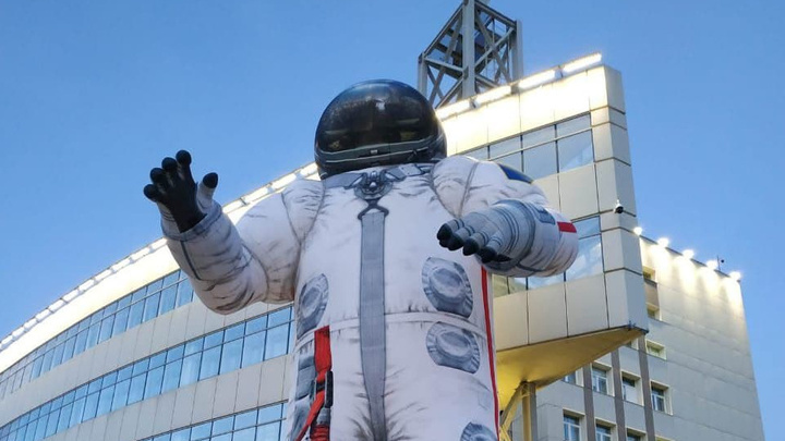 «Монтировали 10 часов»: в День космонавтики возле корпуса СФУ установили 17-метровую фигуру астронавта