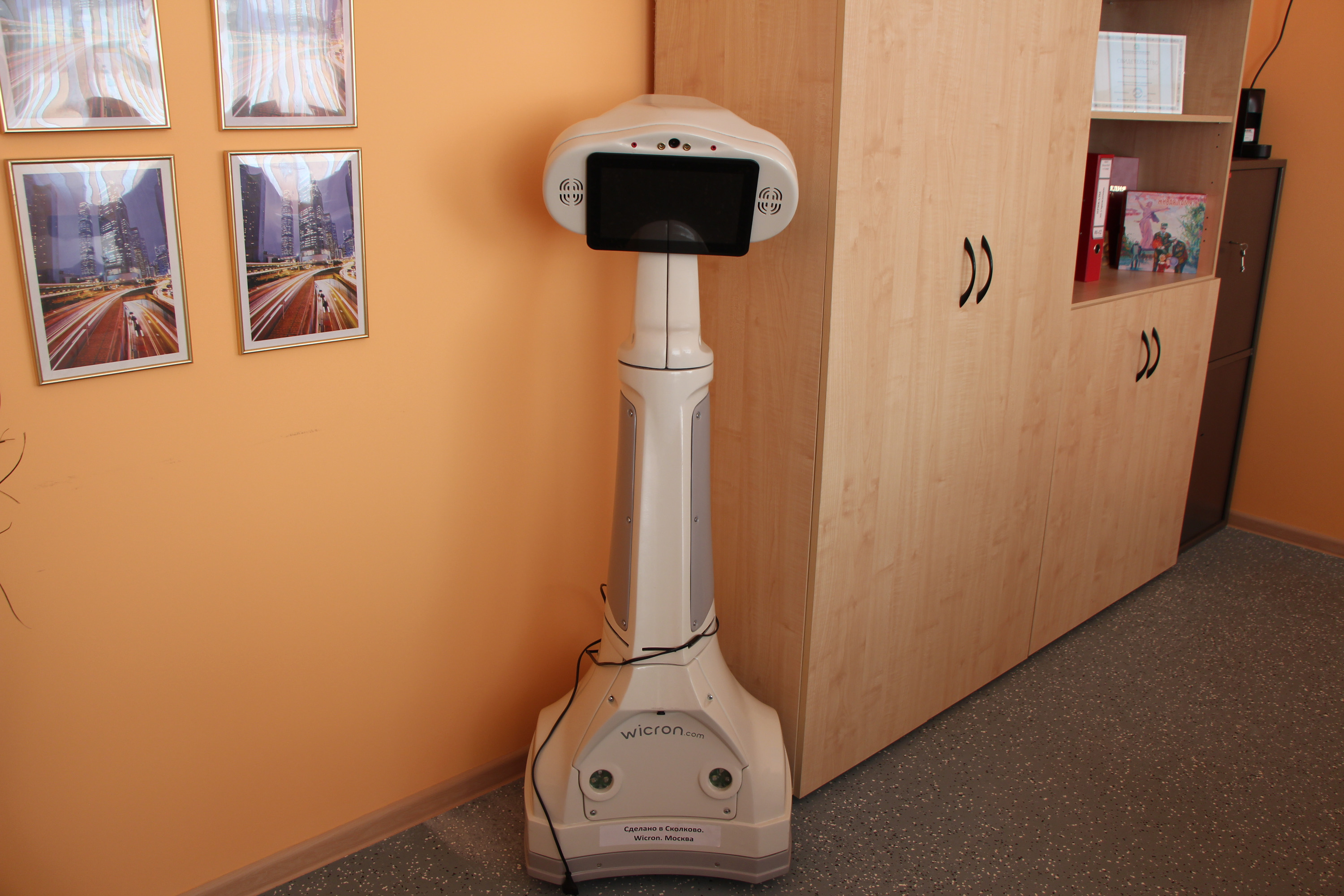 А это — робот, который будет помогать ученикам «на удаленке»