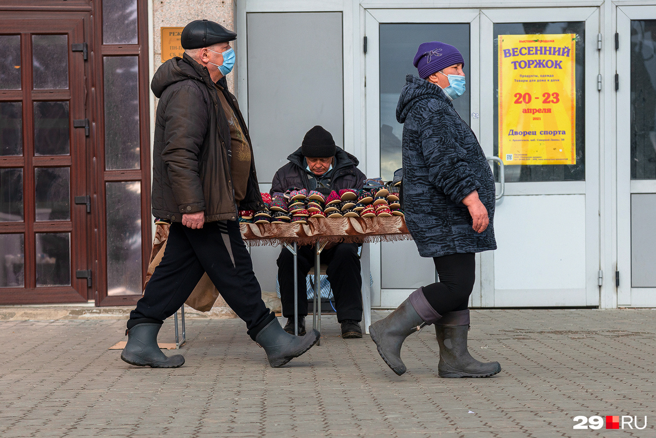 Зачем людям тапочки, когда у них и так самая подходящая обувь для Архангельска