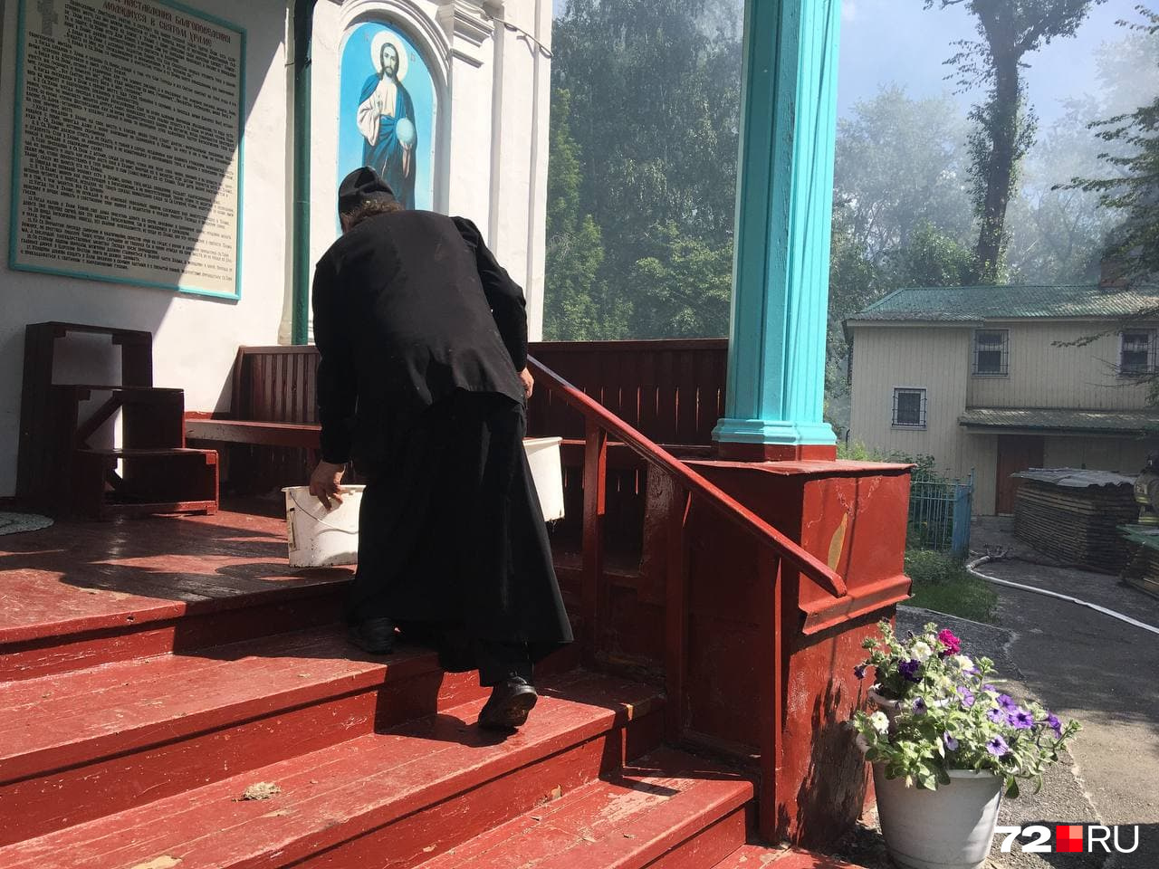 Тушением пожара вместе с МЧС занимались и служители Церкви Трех Святых. Они набирали ведра с водой в храме Тушением пожара вместе с МЧС занимались и служители Церкви Трех Святых. Они набирали ведра с водой в храме