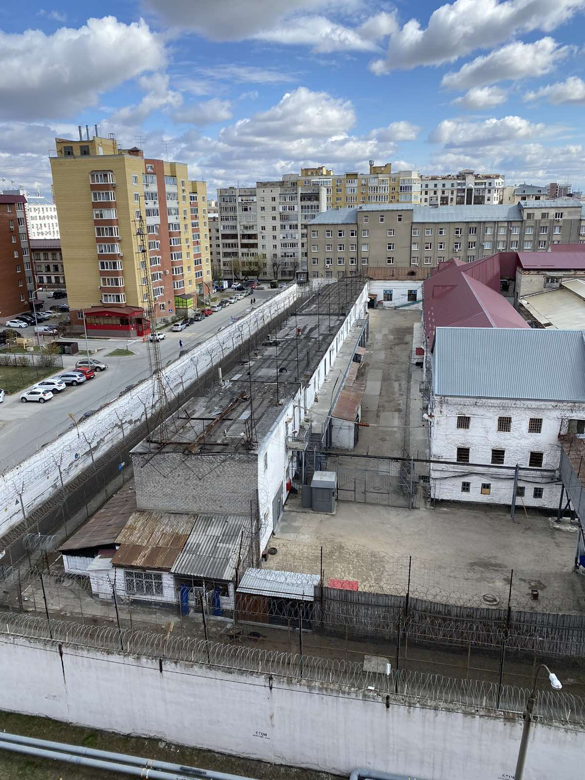 Вид из окна дома напротив СИЗО Вид из окна дома напротив СИЗО