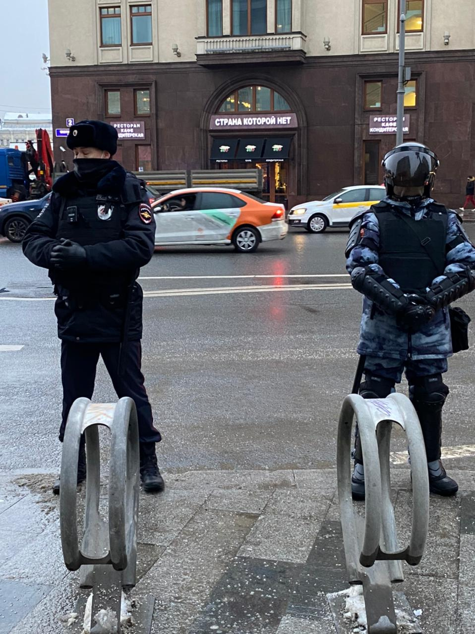 Охранники порядка стоят у ресторана с символичным для всех событий названием в Москве Охранники порядка стоят у ресторана с символичным для всех событий названием в Москве