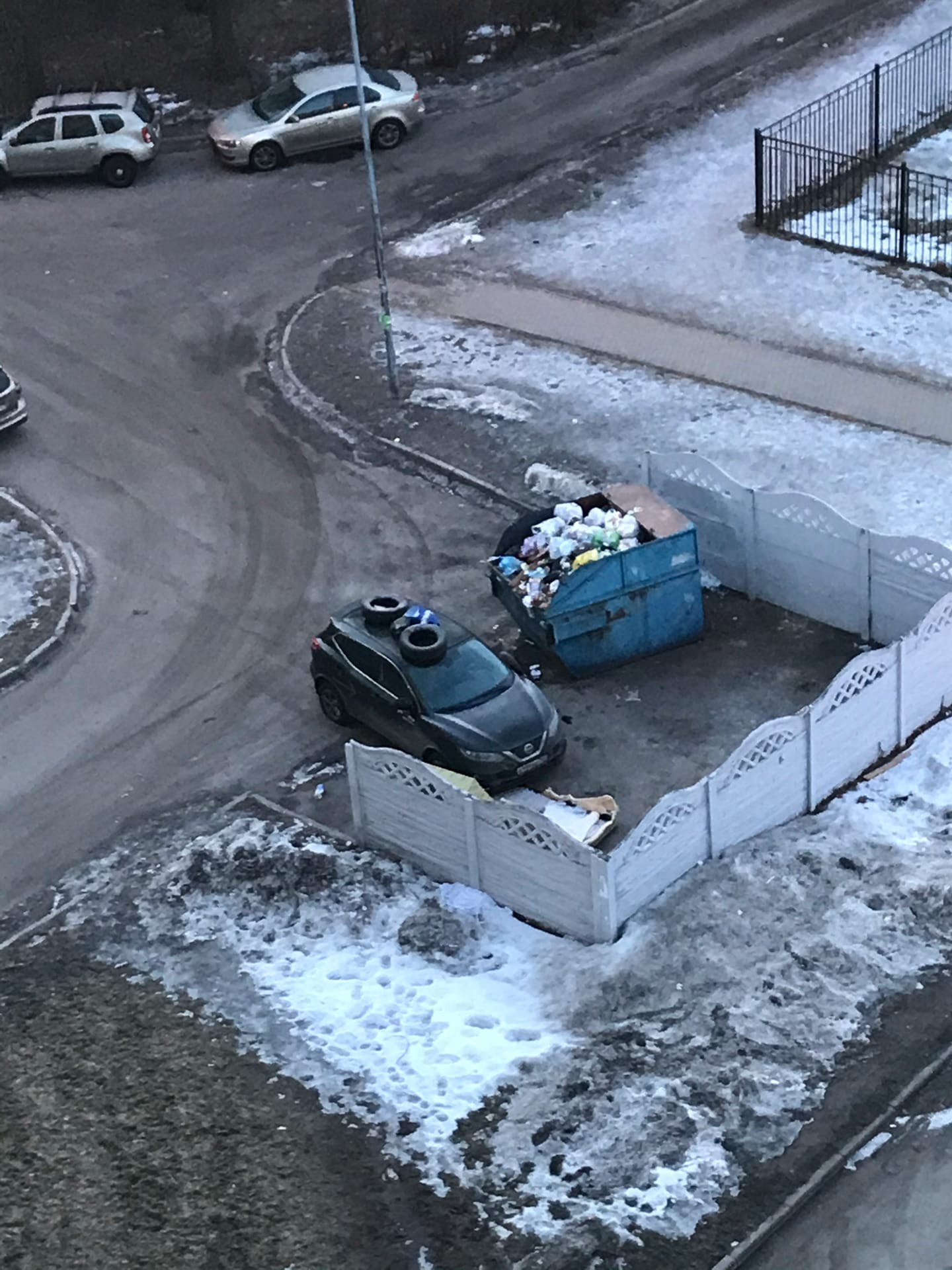 За парковку на мусорной площадке на Пражской наказали каршеринг. Теперь ему нужен эвакуатор