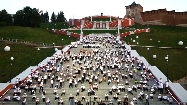 800 хористов спели на Чкаловской лестнице. Смотрим видео их выступления