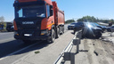 Иномарка снесла ограждение: под Самарой грузовик «догнал» Audi Q7
