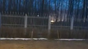 «Ветер в нашу сторону»: у ярославского перинатального центра полыхает сухая трава