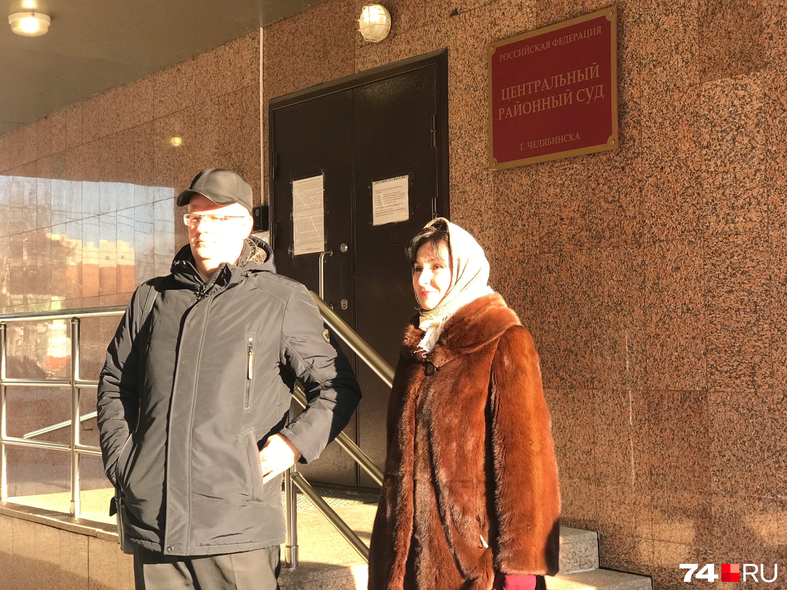Оксану Ерёмину (справа) в суде защищал адвокат Андрей Лепёхин