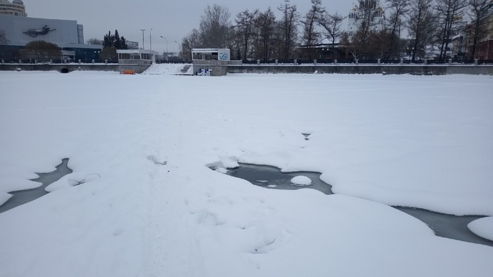 На Городском пруду Екатеринбурга мужчина провалился под лед