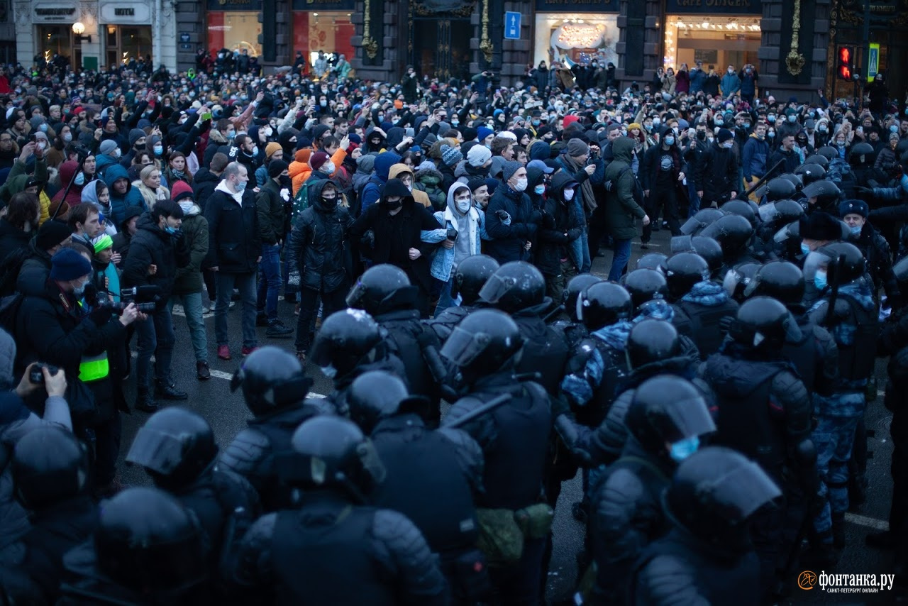 А это Санкт-Петербург: полиция и протестующие