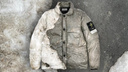 Грязные новосибирские сугробы превратили в принт для модных курток: три картинки, где одежда сливается со снегом