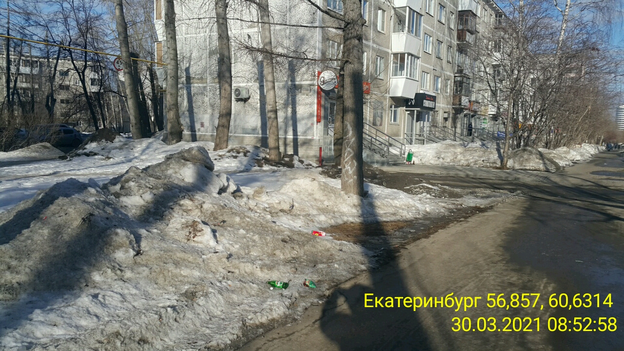 Самыми заброшенными в части уборки оказываются междворовые проезды и тропинки, про них вообще редко вспоминают Самыми заброшенными в части уборки оказываются междворовые проезды и тропинки, про них вообще редко вспоминают