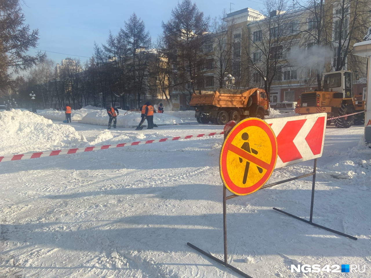 Службы города начали чистить снег на улицах и скидывать его с крыш Службы города начали чистить снег на улицах и скидывать его с крыш