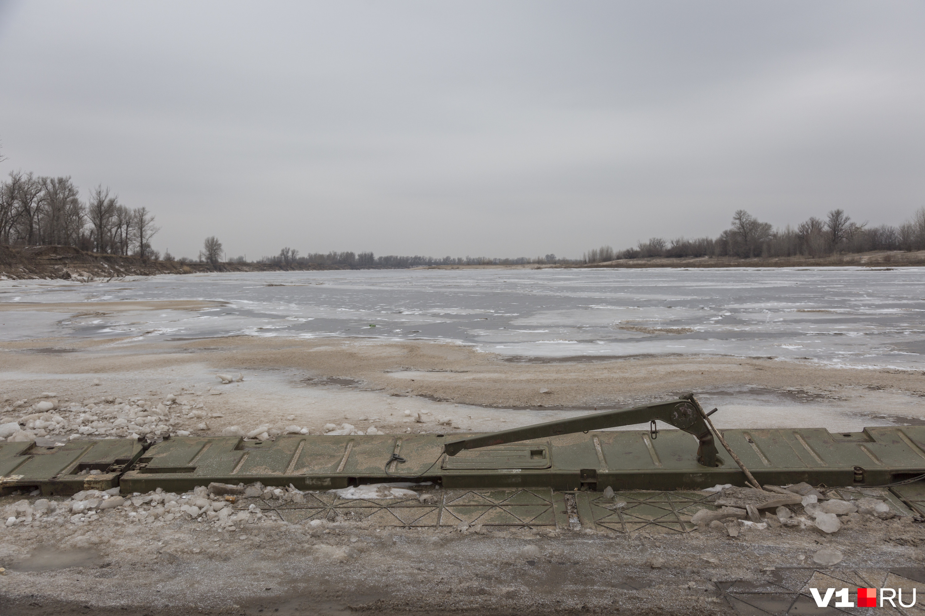 Напор льда и воды Ахтубы каждый год ломает понтоны старого моста Напор льда и воды Ахтубы каждый год ломает понтоны старого моста