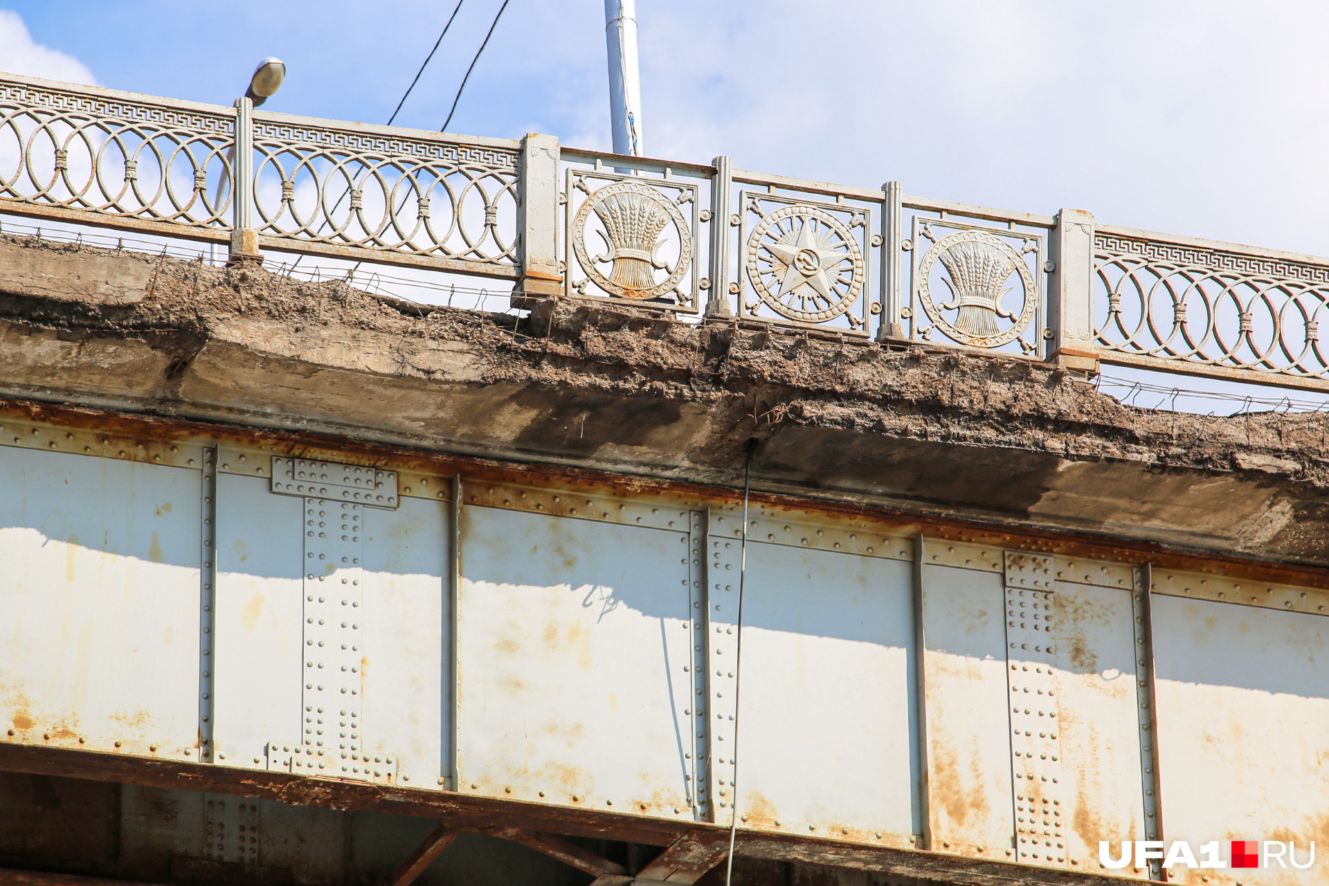 Периодически власти закрывают старый Бельский мост, чтобы уменьшить нагрузку и предотвратить разрушения