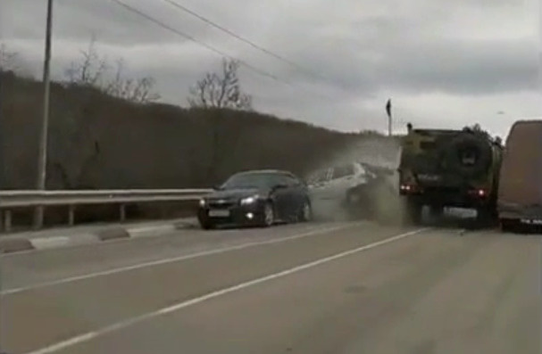 «Матиз» разбился о бронеавтомобиль «Тигр» на трассе в Крыму. ДТП засняли очевидцы