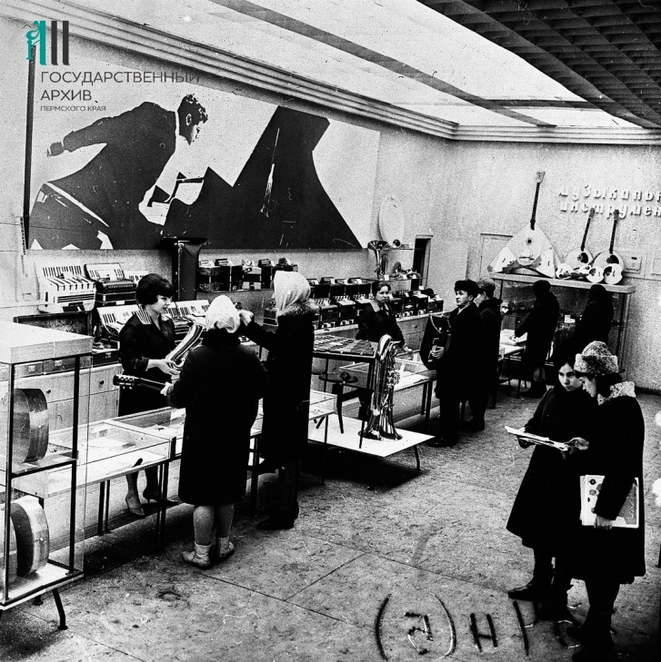 Общий вид отдела инструментов нового магазина «Мелодия», 1966 год