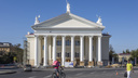 «Расцветка как у провинциального Дома офицеров»: в Волгограде окончательно покрасили фасад НЭТа