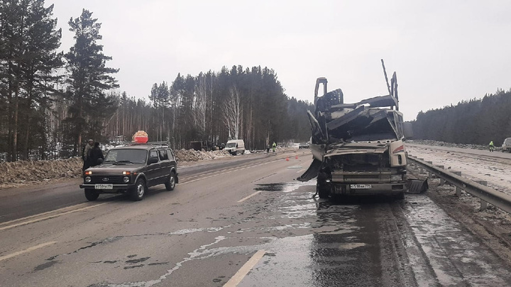 На Челябинском тракте столкнулись автовоз и самосвал. Один из водителей в больнице