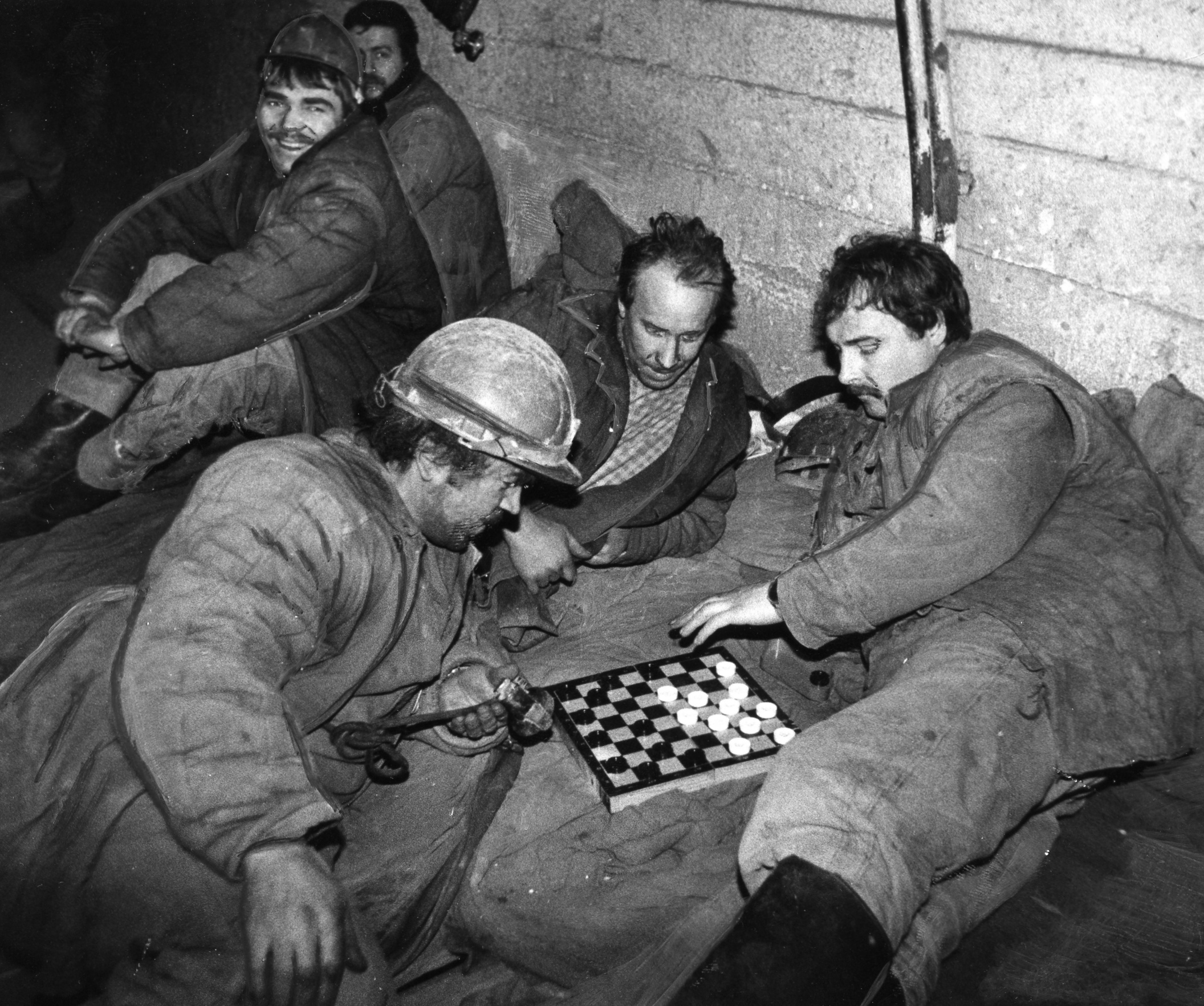 Так выглядел досуг бастующих на руднике «Маяк». <nobr class="_">1989 год</nobr> Так выглядел досуг бастующих на руднике «Маяк». <nobr class="_">1989 год</nobr>
