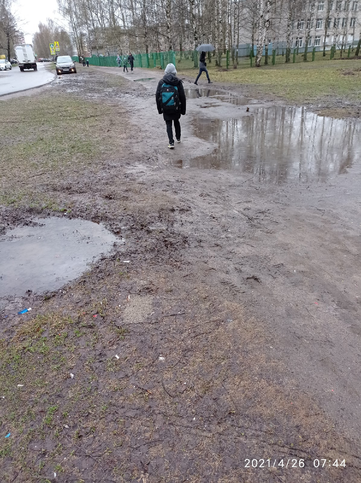 Школьники во Фрунзенском районе идут по грязи и лужам Школьники во Фрунзенском районе идут по грязи и лужам
