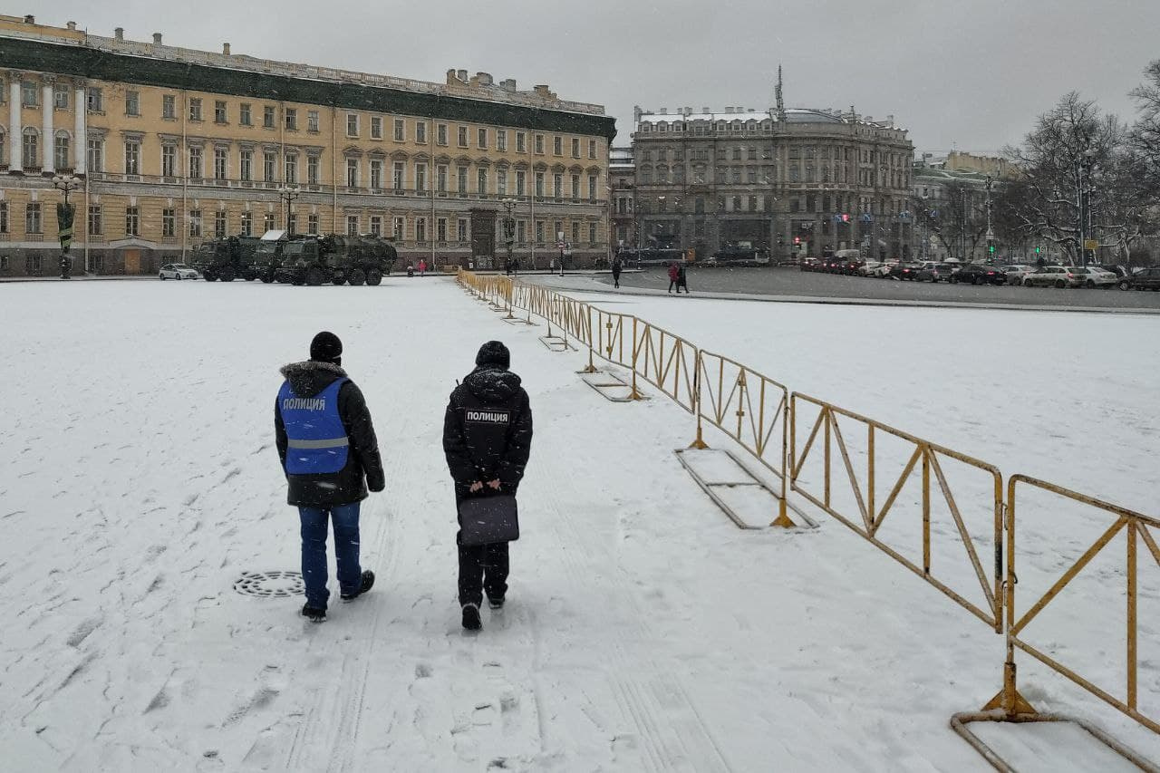 Петербург в ожидании выходных: на Дворцовой подготовка полиции совпала с тренировкой военных