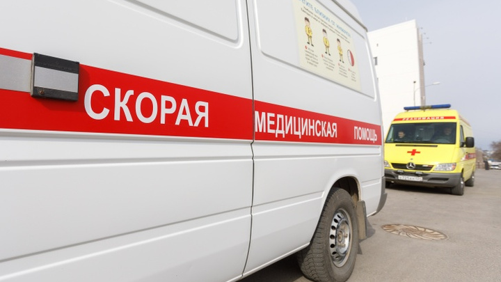 В кузбасском подъезде умерла женщина, которую медики не увезли в больницу: комментарий Минздрава
