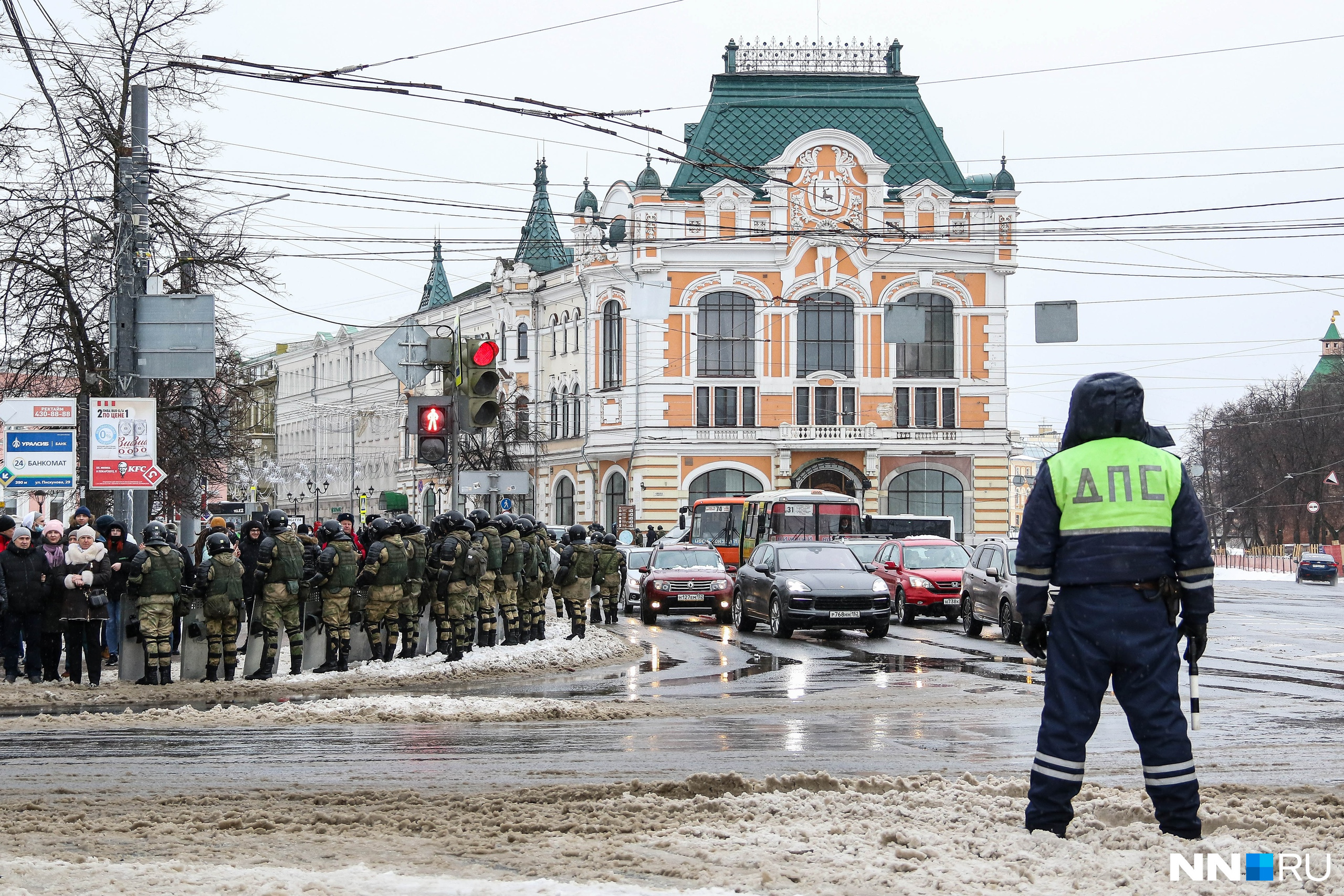 ОМОН и полиция плотно оцепили площадь Минина и Пожарского, выставив заграждения