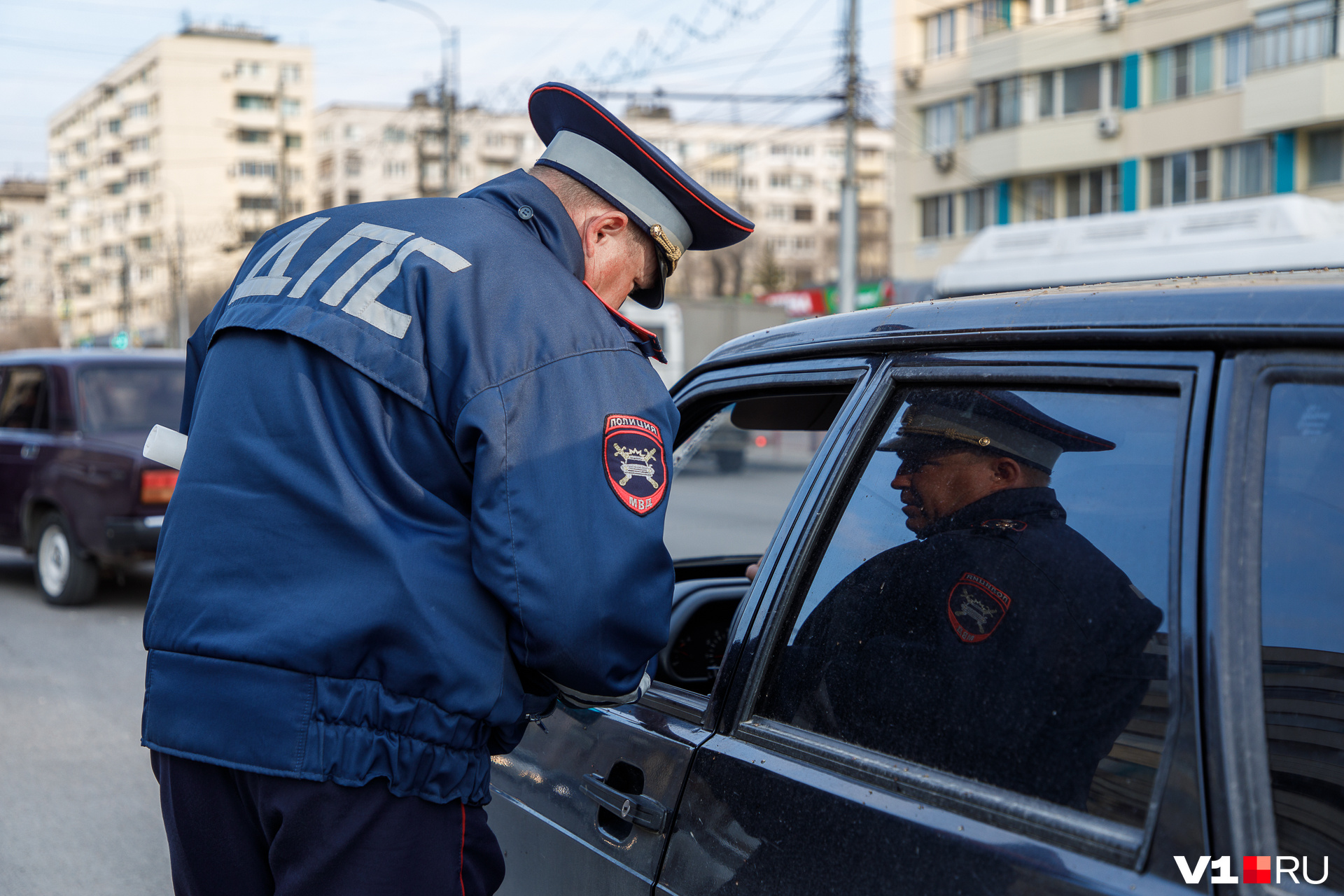 В Волгограде 41-летняя женщина отхлестала по лицу сотрудника ДПС - 26