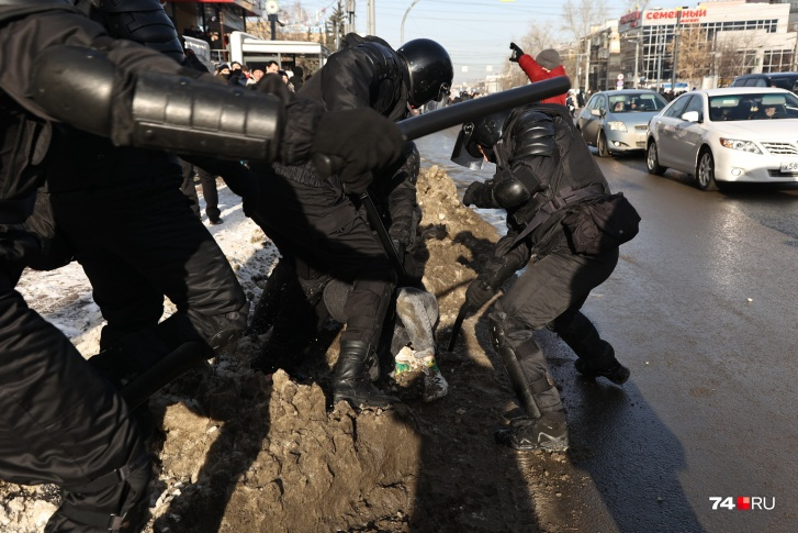 На Энгельса силовики выставили оцепление, чтобы не пустить толпу в центр города. Здесь произошли жесткие задержания На Энгельса силовики выставили оцепление, чтобы не пустить толпу в центр города. Здесь произошли жесткие задержания