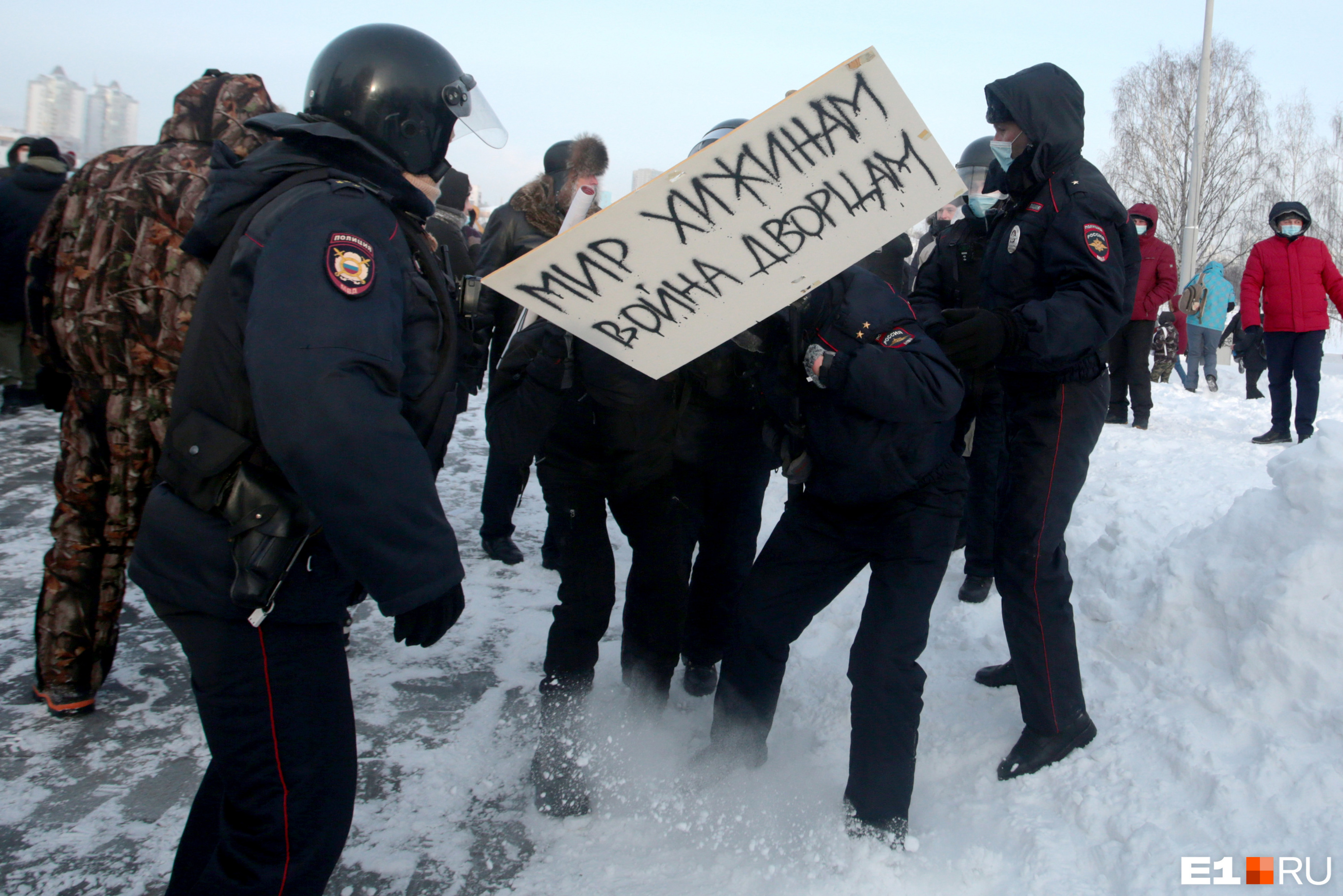 ОМОН начал выдавливать участников протестов из сквера после задержания художника Тимофея Ради