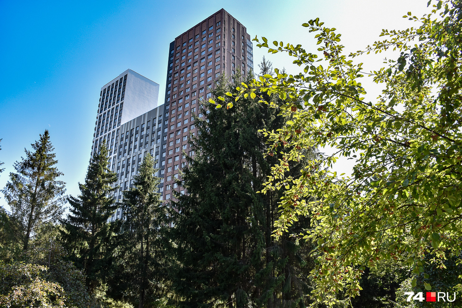 В Екатеринбурге есть несколько запущенный и пустоватый ботанический сад, вокруг которого вырос одноименный жилой комплекс. Виды местами напоминают центральный парк в Нью-Йорке